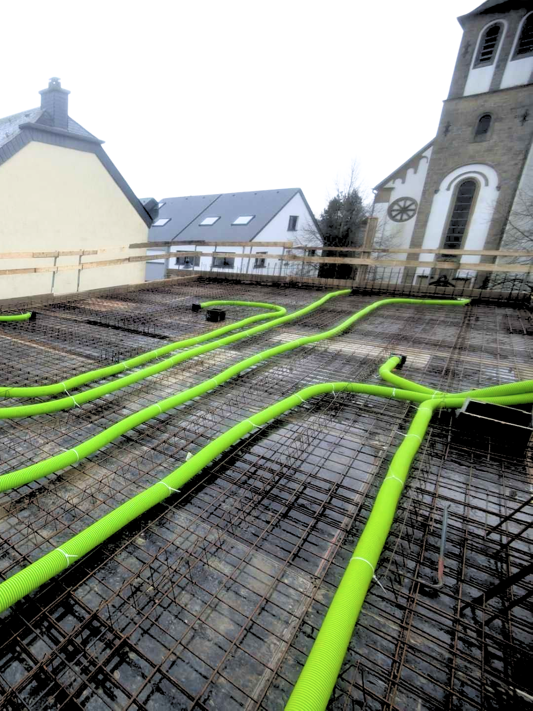 Installation de conduits de VMC intégrés dans une dalle avant coulage béton